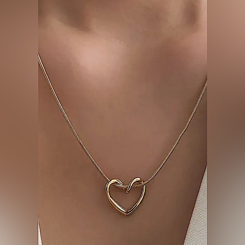 Loop Love Heart Pendant Necklace Gold Tone 20$